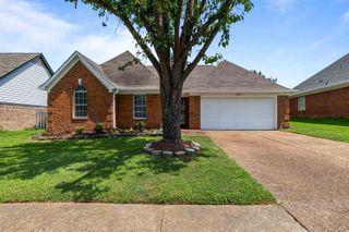 8124 COUNTRY VILLAGE DR, Memphis, TN 38016