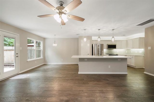 101 N Villa Oaks Drive, The Woodlands, TX 77382