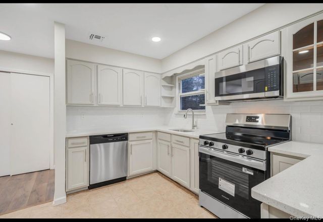 39 2nd Place, Central Islip, NY 11722