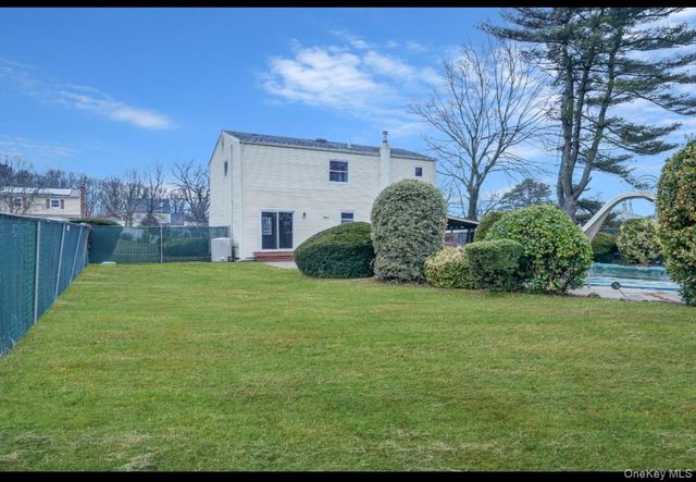 39 2nd Place, Central Islip, NY 11722
