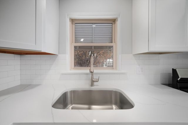 2658 W 83rd Street, Chicago, IL 60652