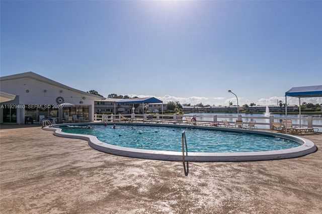 815 SW 10th Ter 3V, Hallandale Beach, FL 33009