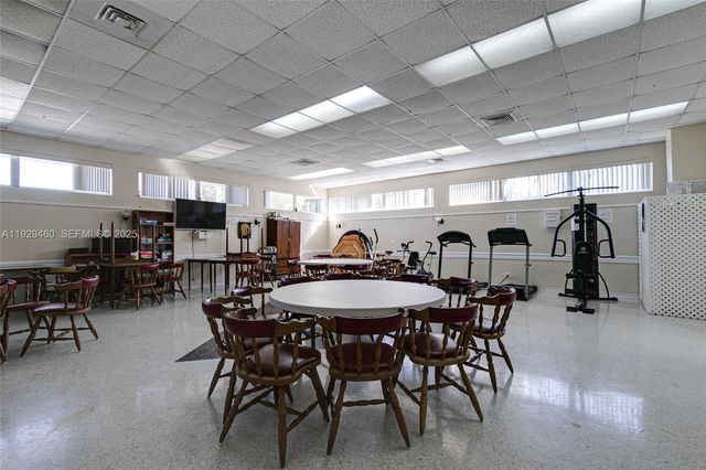 815 SW 10th Ter 3V, Hallandale Beach, FL 33009