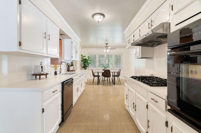 8 W Robinhood Dr, Stockton, CA 95207