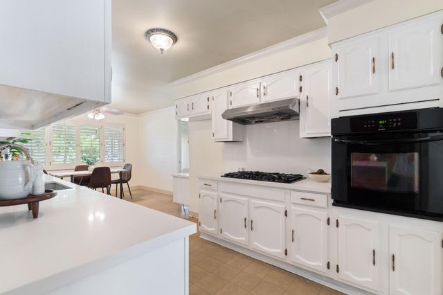 8 W Robinhood Dr, Stockton, CA 95207