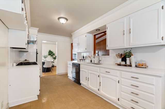 8 W Robinhood Dr, Stockton, CA 95207
