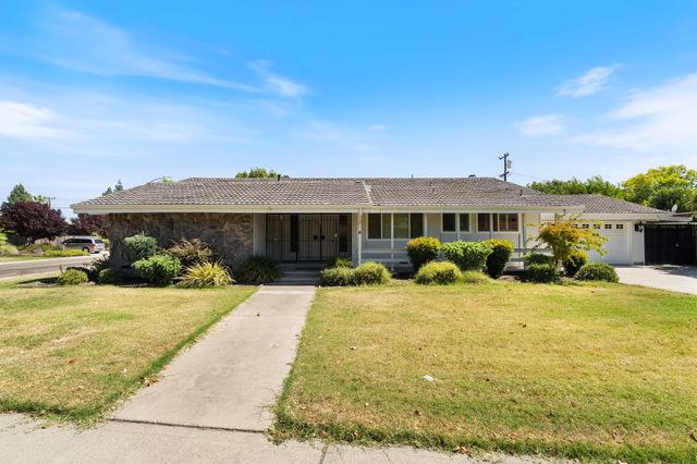 8 W Robinhood Dr, Stockton, CA 95207