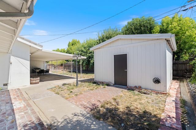 8 W Robinhood Dr, Stockton, CA 95207