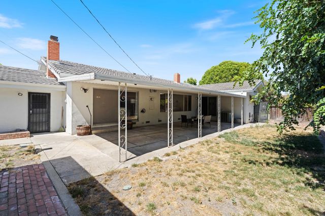 8 W Robinhood Dr, Stockton, CA 95207