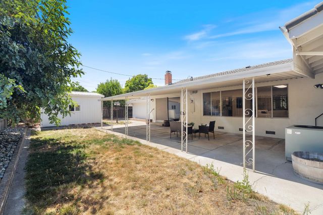 8 W Robinhood Dr, Stockton, CA 95207