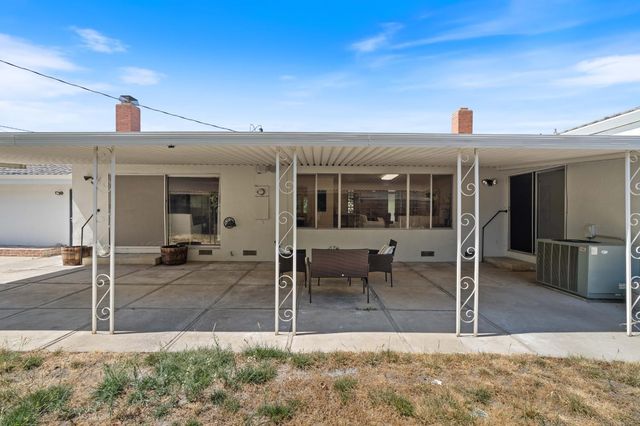 8 W Robinhood Dr, Stockton, CA 95207