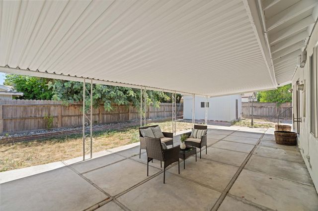 8 W Robinhood Dr, Stockton, CA 95207