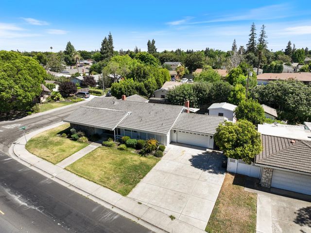 8 W Robinhood Dr, Stockton, CA 95207