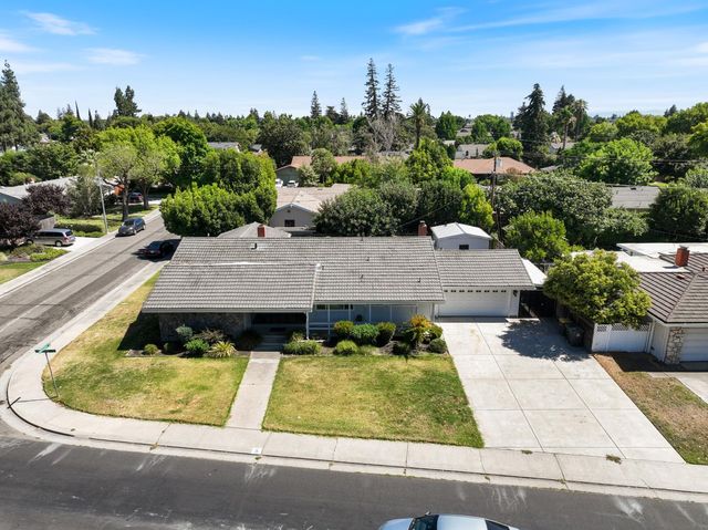 8 W Robinhood Dr, Stockton, CA 95207