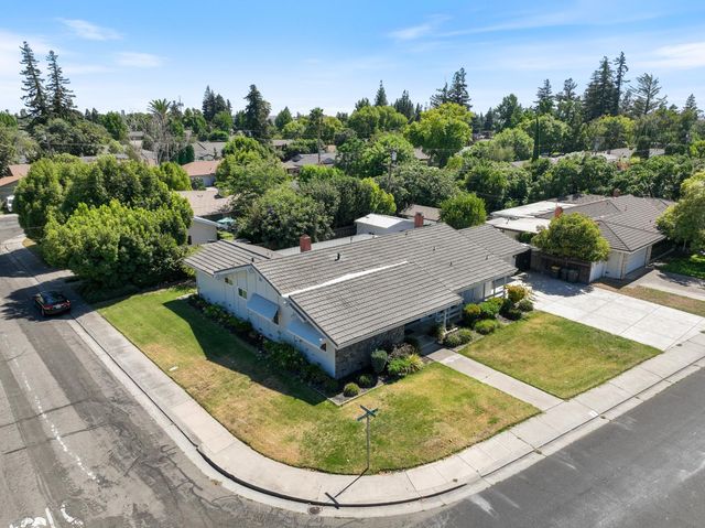 8 W Robinhood Dr, Stockton, CA 95207