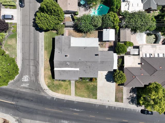 8 W Robinhood Dr, Stockton, CA 95207