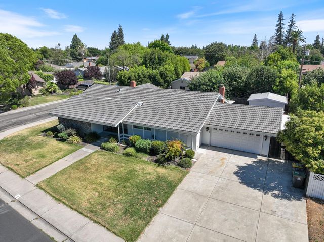 8 W Robinhood Dr, Stockton, CA 95207
