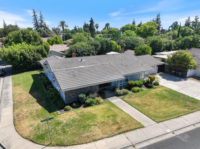 8 W Robinhood Dr, Stockton, CA 95207