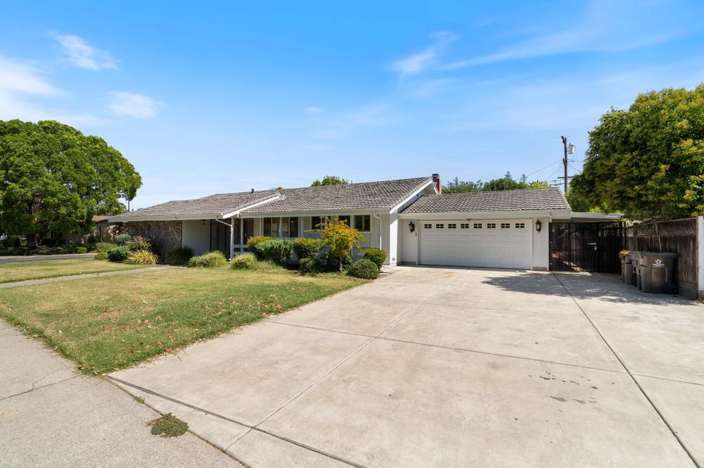8 W Robinhood Dr, Stockton, CA 95207