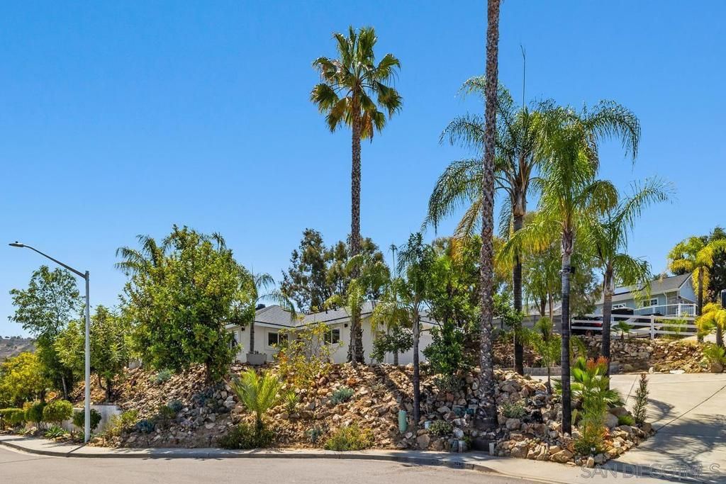 Image 2 of property listing at 13309 Lakeview Way, Lakeside, CA 92040