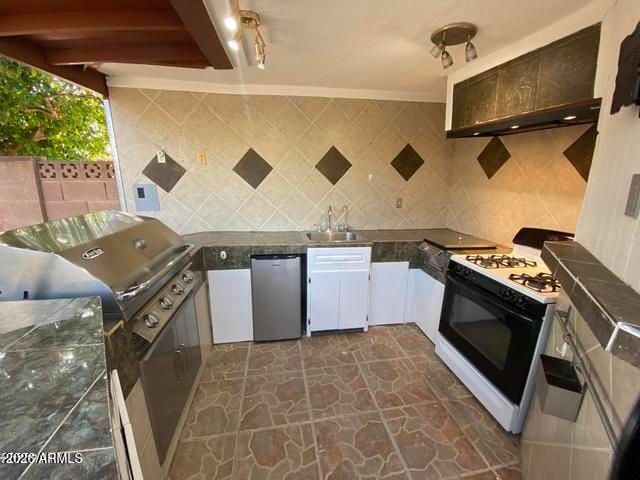 322 E CLAREMONT Street, Phoenix, AZ 85012