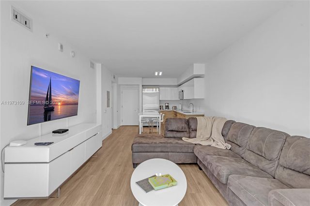 1300 Brickell Bay Dr 903, Miami, FL 33131