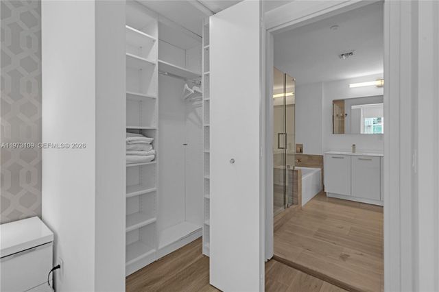 1300 Brickell Bay Dr 903, Miami, FL 33131