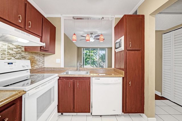 9235 Lagoon Place 308, Davie, FL 33324