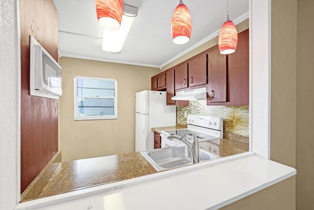 9235 Lagoon Place 308, Davie, FL 33324