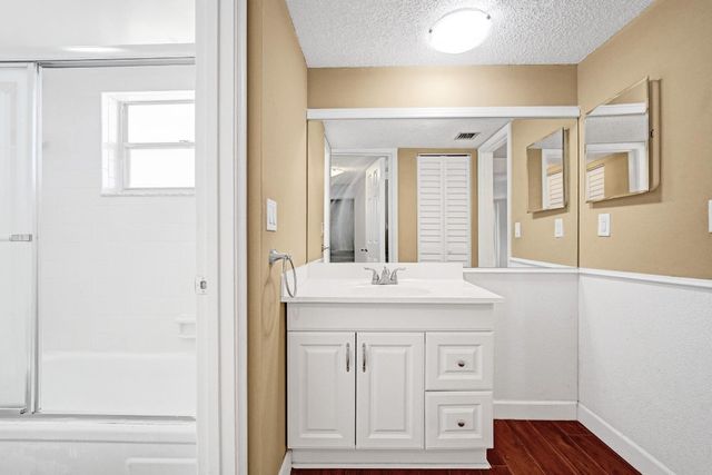 9235 Lagoon Place 308, Davie, FL 33324