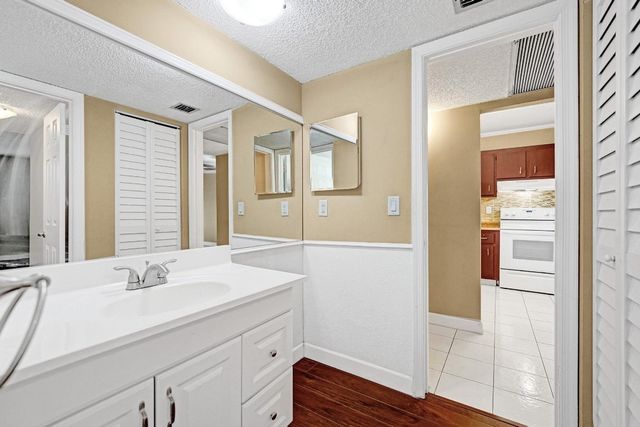 9235 Lagoon Place 308, Davie, FL 33324