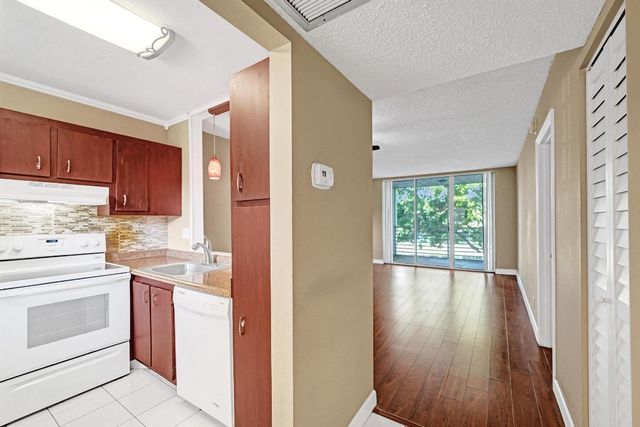 9235 Lagoon Place 308, Davie, FL 33324