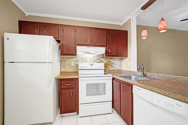 9235 Lagoon Place 308, Davie, FL 33324