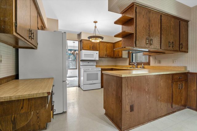 1600 Michael DRIVE, Waukesha, WI 53189