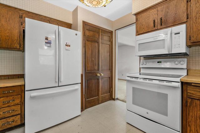 1600 Michael DRIVE, Waukesha, WI 53189