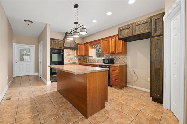 19178 Saunders Lane, Gravette, AR 72736