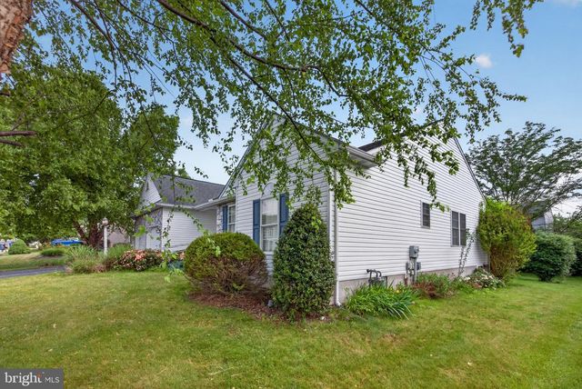 275 SILVER MAPLE CT, Mount Wolf, PA 17347