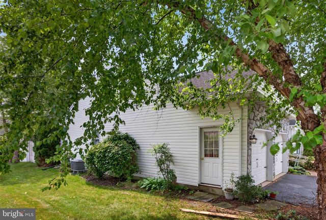 275 SILVER MAPLE CT, Mount Wolf, PA 17347