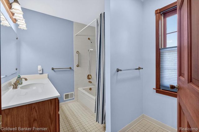 10301 Horseshoe Circle, Clarkston, MI 48348