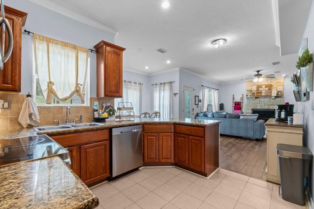 746 E Lake Drive, Livingston, TX 77351