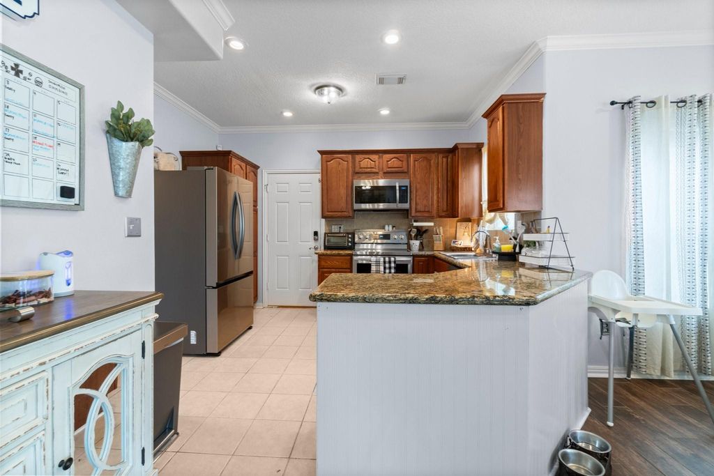 Image 10 of property listing at 746 E Lake Drive, Livingston, TX 77351