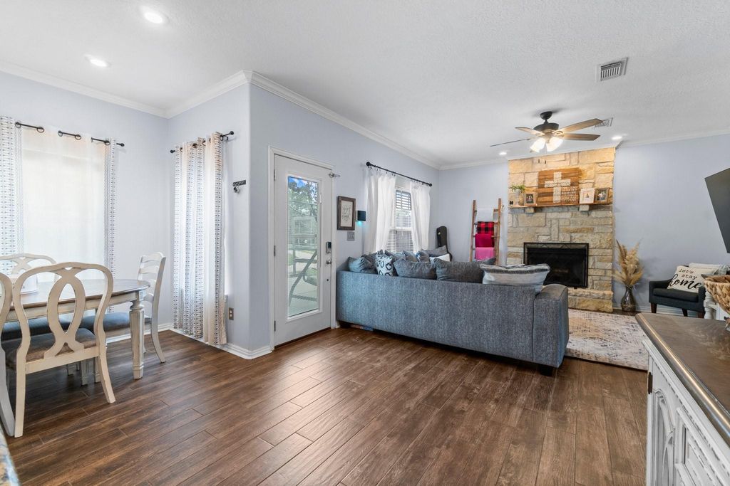 Image 11 of property listing at 746 E Lake Drive, Livingston, TX 77351