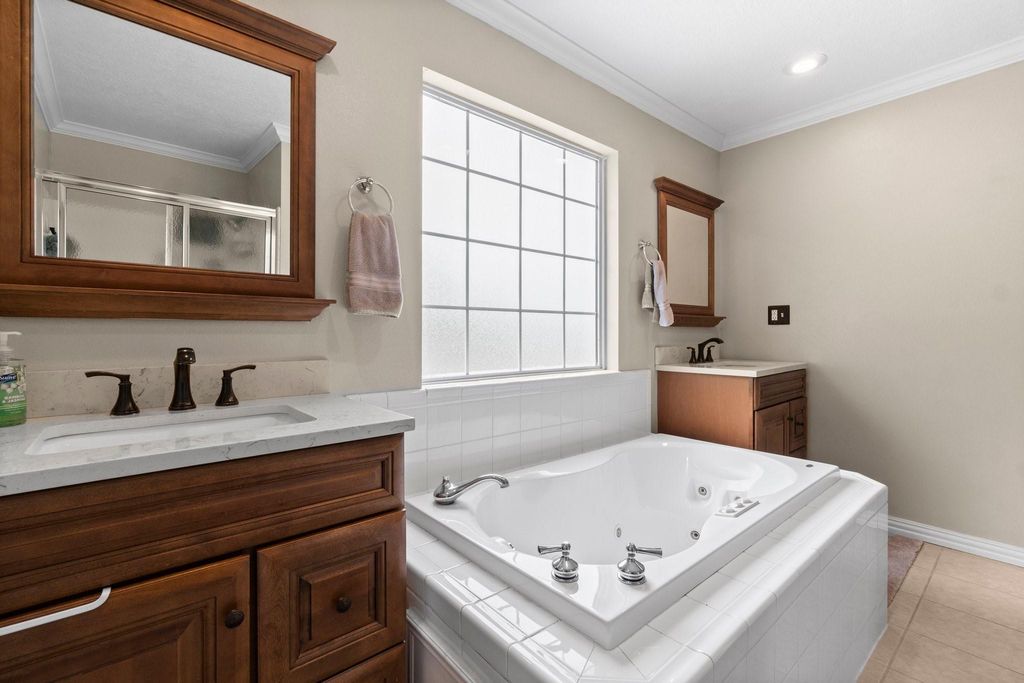 Image 17 of property listing at 746 E Lake Drive, Livingston, TX 77351