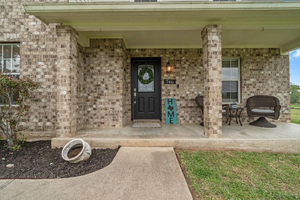 Image 2 of property listing at 746 E Lake Drive, Livingston, TX 77351