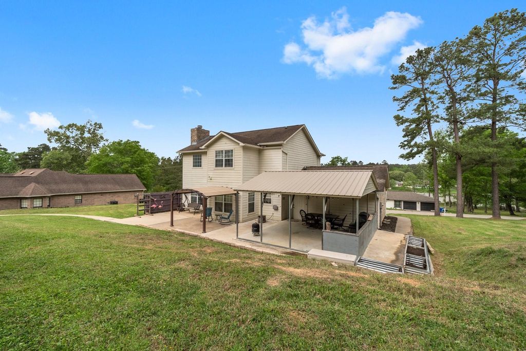 Image 34 of property listing at 746 E Lake Drive, Livingston, TX 77351