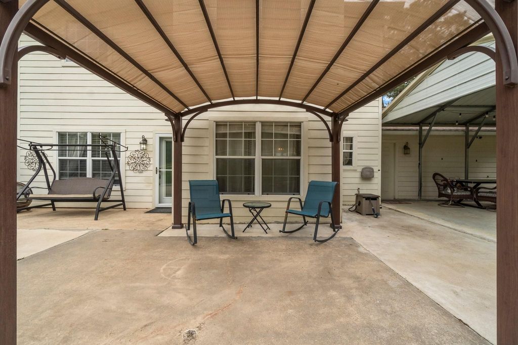 Image 36 of property listing at 746 E Lake Drive, Livingston, TX 77351