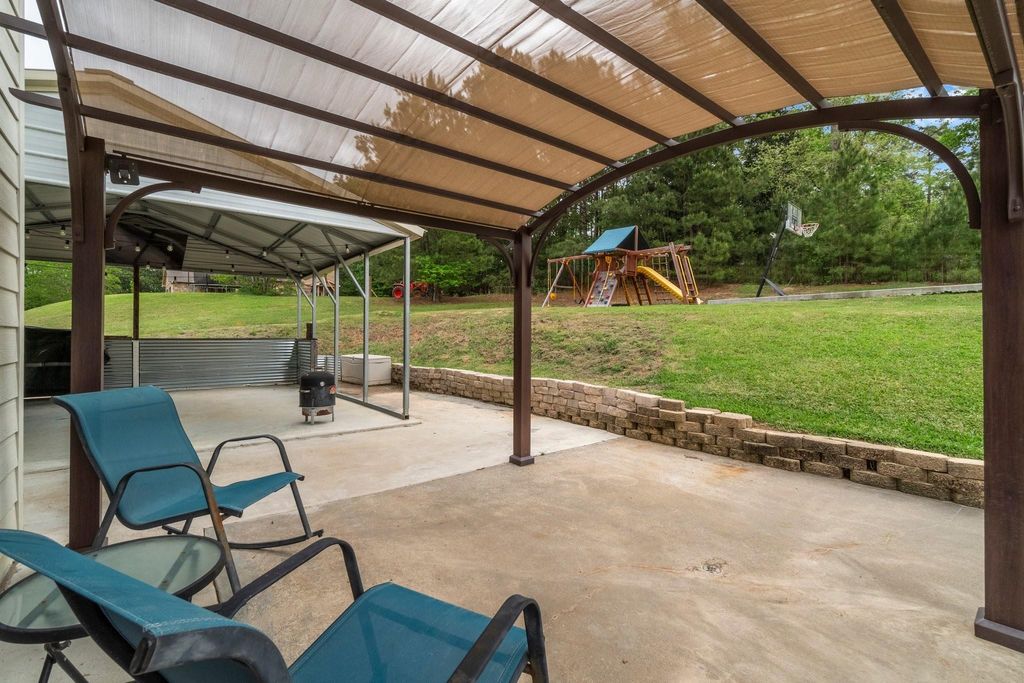 Image 37 of property listing at 746 E Lake Drive, Livingston, TX 77351