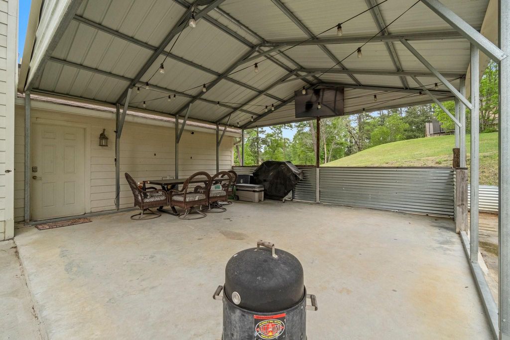 Image 38 of property listing at 746 E Lake Drive, Livingston, TX 77351