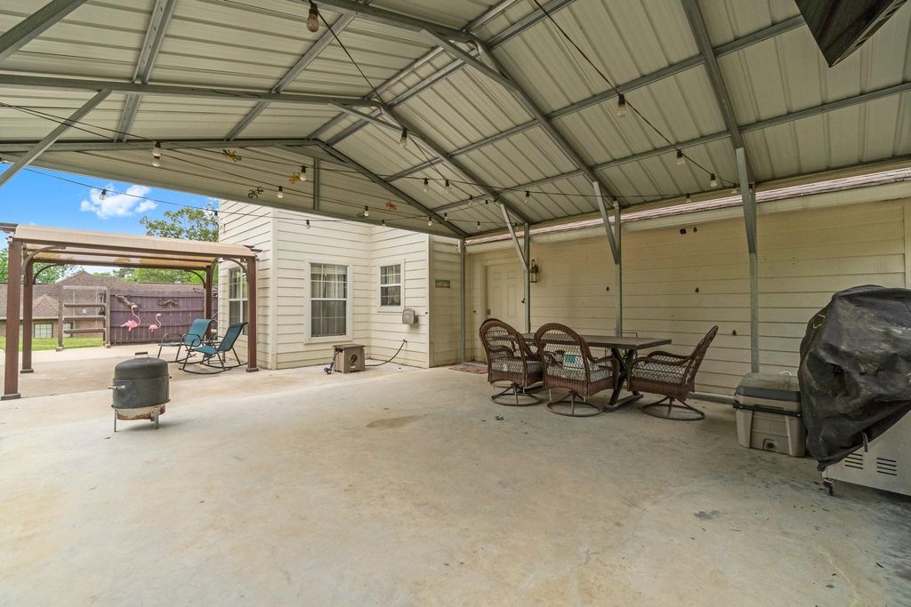 Image 39 of property listing at 746 E Lake Drive, Livingston, TX 77351
