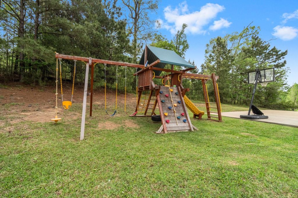Image 40 of property listing at 746 E Lake Drive, Livingston, TX 77351